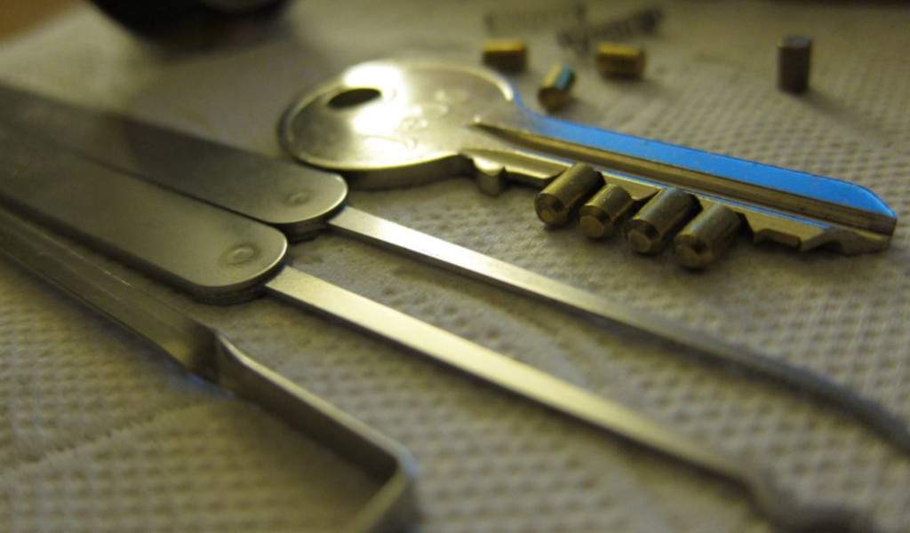 Photo of lockpicking